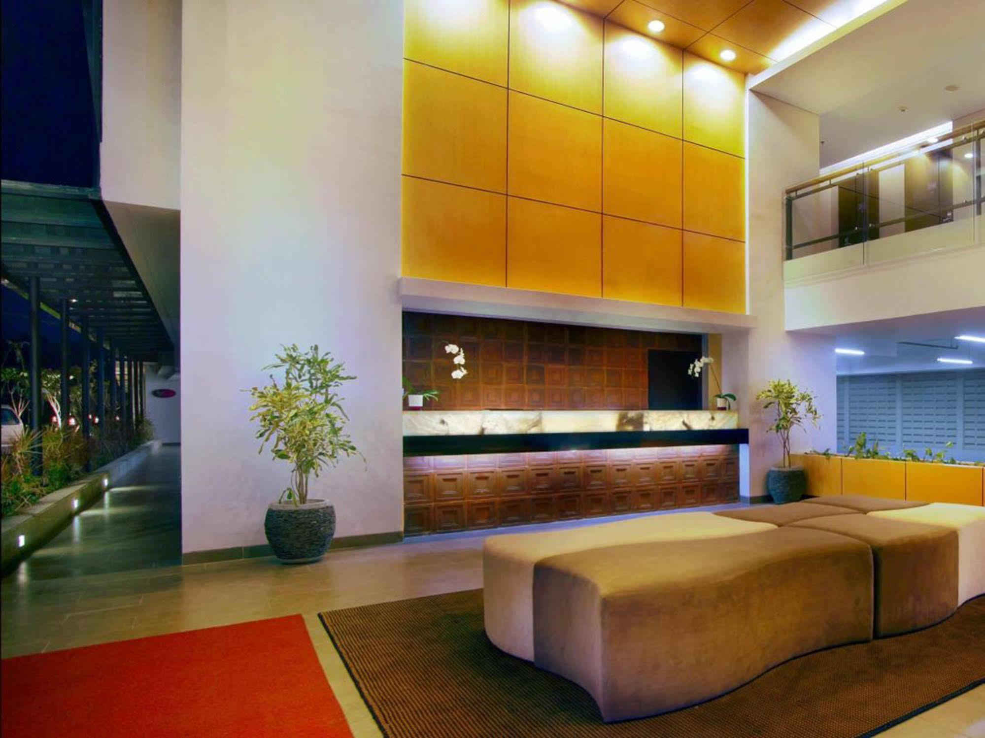 Quest Hotel Kuta By Aston Esterno foto