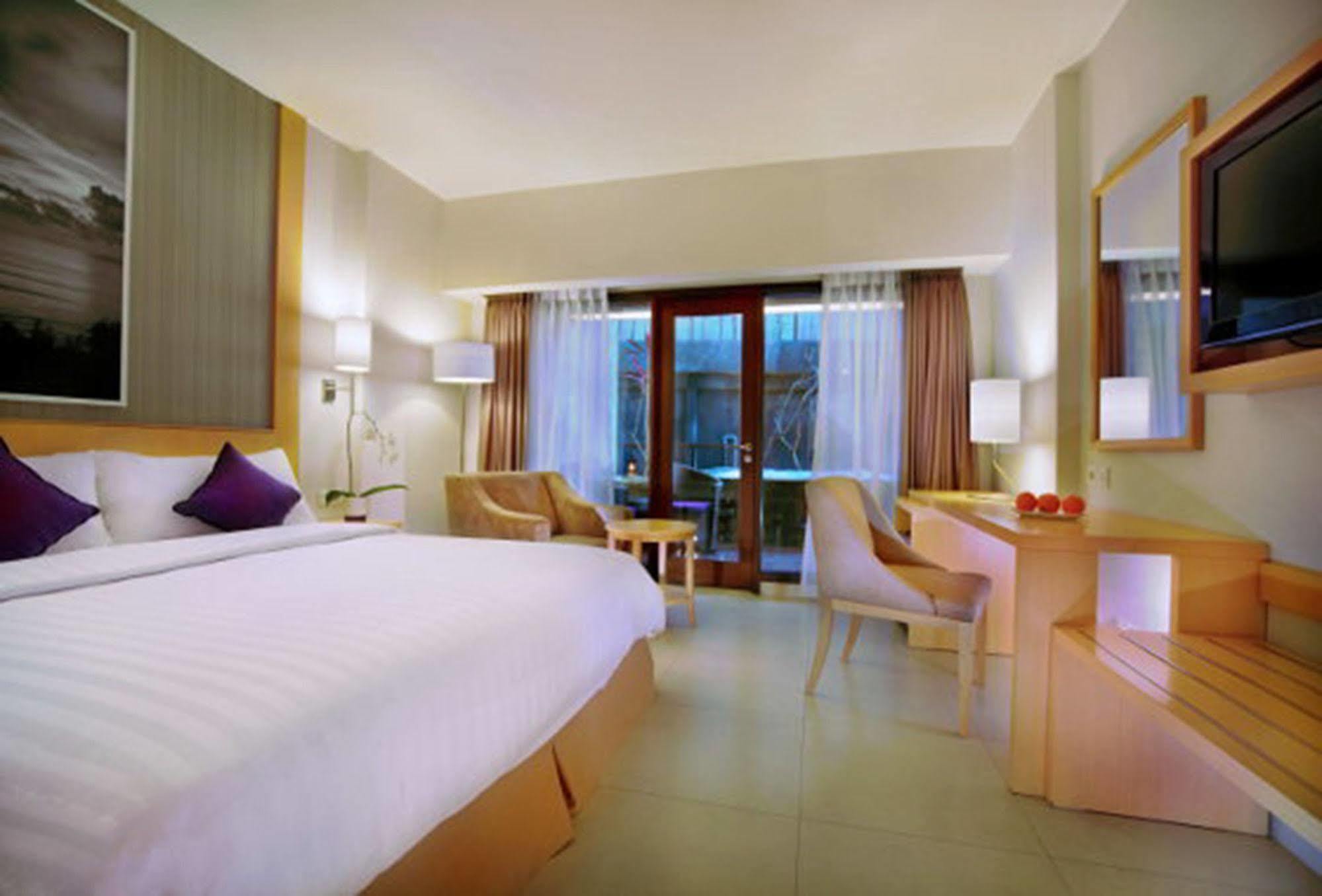 Quest Hotel Kuta By Aston Esterno foto