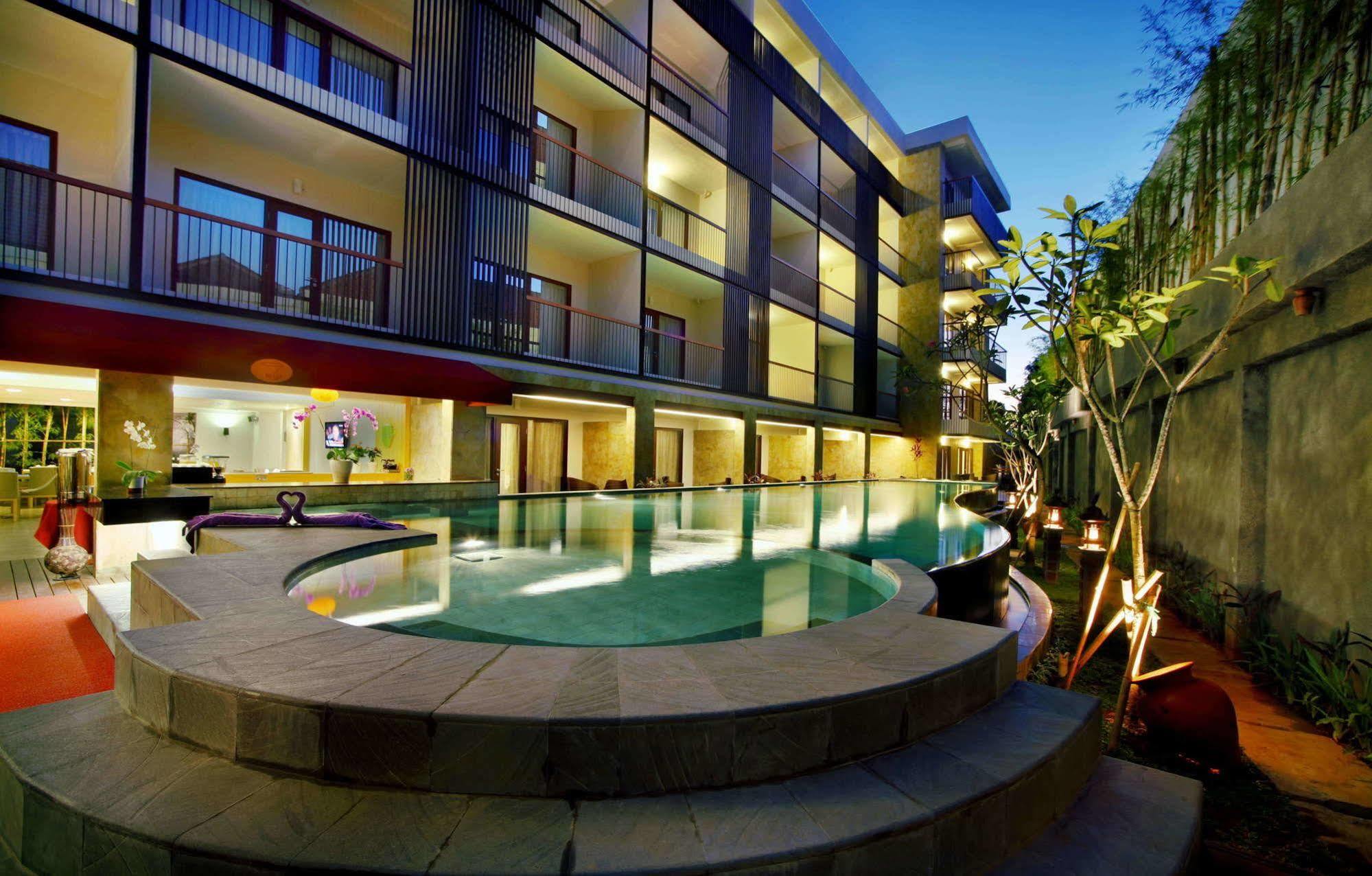 Quest Hotel Kuta By Aston Esterno foto